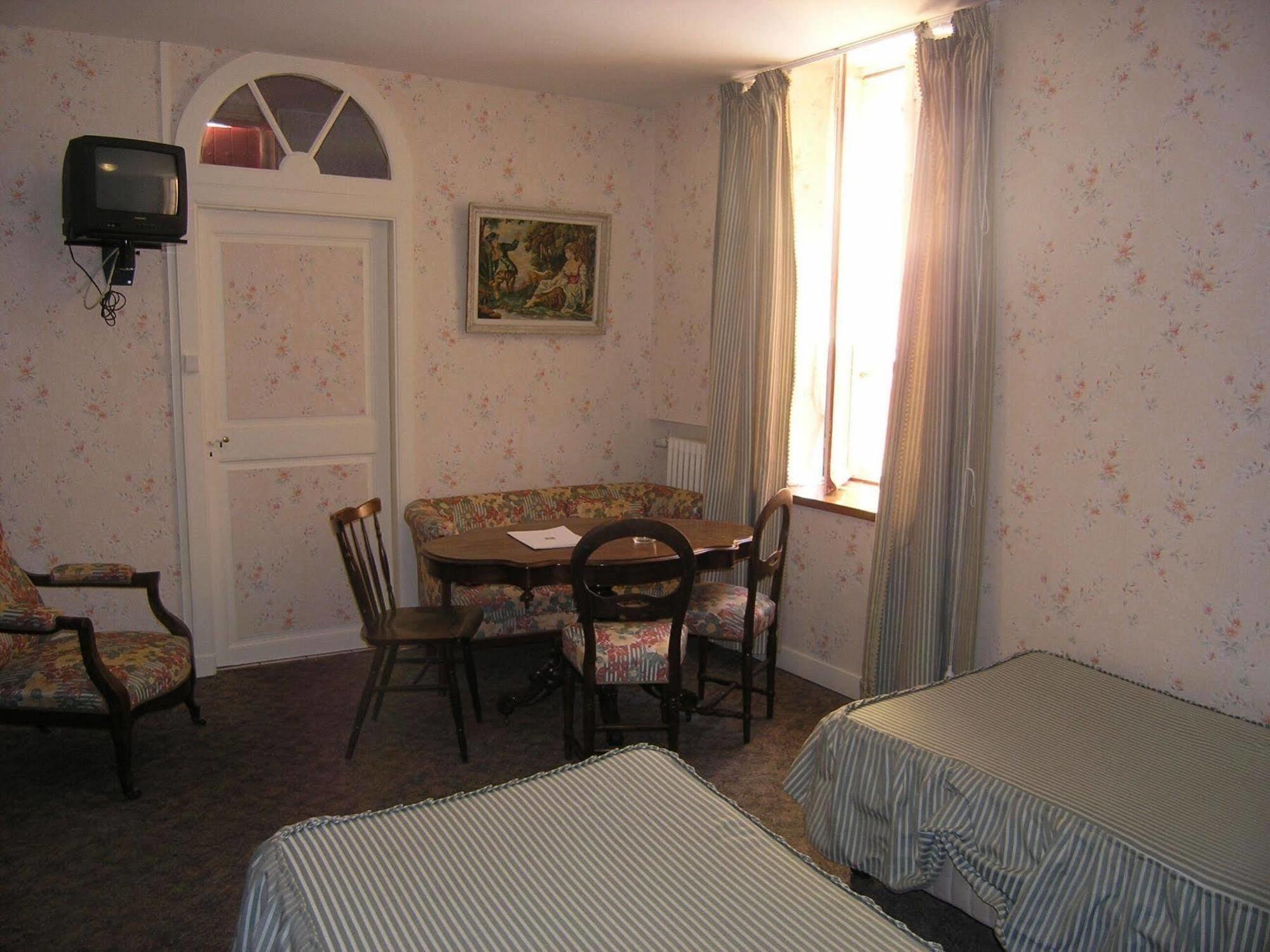 מירפואה Hotel Le Commerce מראה חיצוני תמונה
